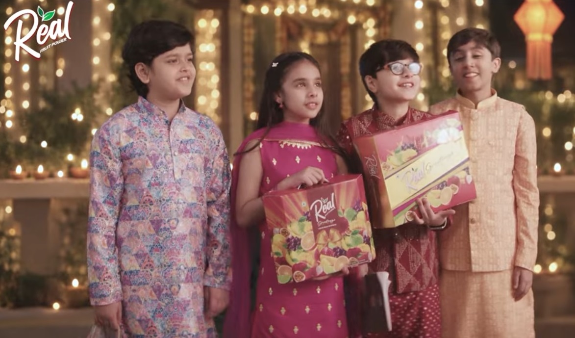 डाबर रियल ने दिवाली पर रिश्तों की मिठास और अपनापन का जश्न मनाने के लिए लॉन्च किया नया अभियान "रियल बॉन्ड्स विद रियल ग्रीटिंग्स"