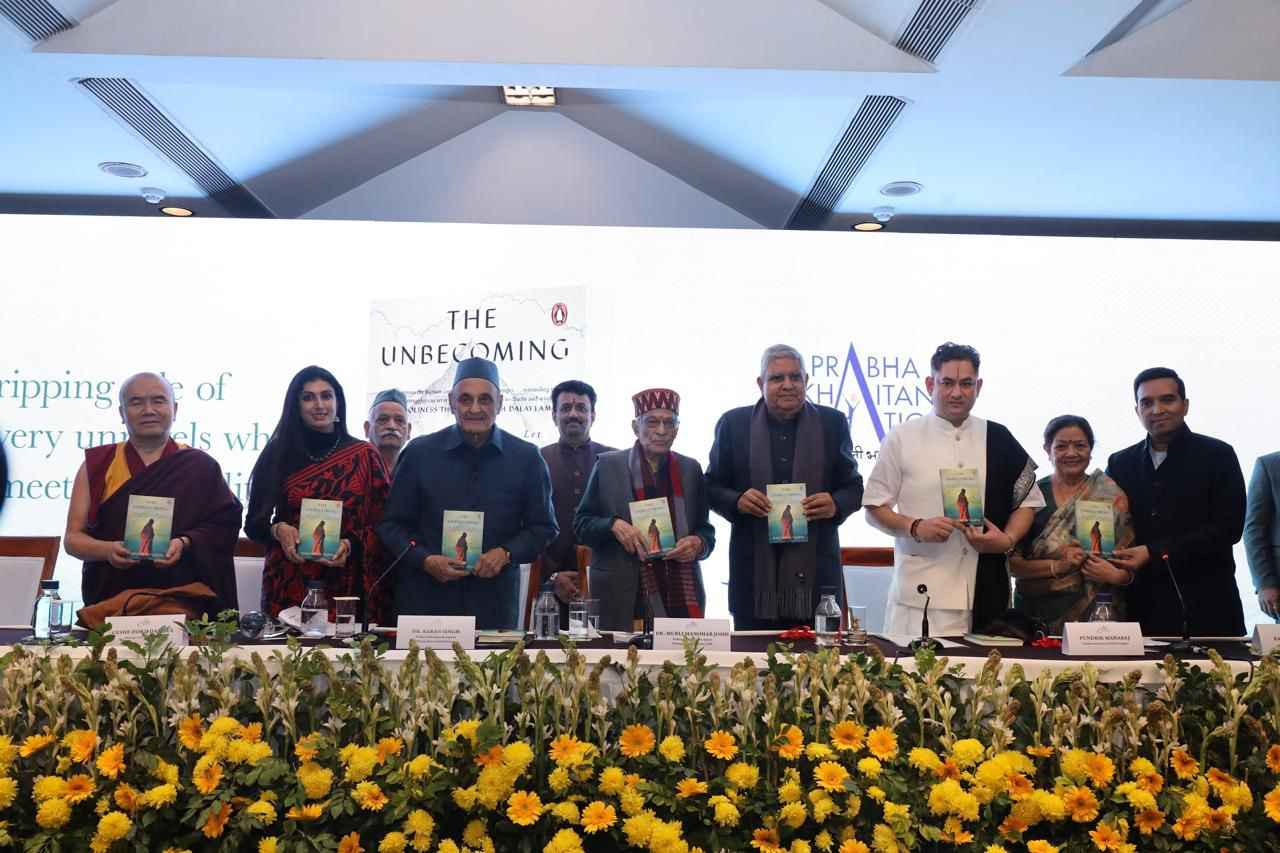 समकालीन अध्यात्म और कथा-साहित्य का सशक्त संवाद: नई दिल्ली में कार्तिकेय वाजपेयी की पुस्तक ‘द अनबिकमिंग’ का लोकार्पण