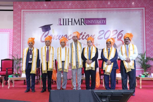 आईआईएचएमआर यूनिवर्सिटी कॉन्वोकेशन 2026: 506 स्टूडेंट्स को मिली डिग्रियां, 57 परसेंट रहीं महिला ग्रेजुएट्स