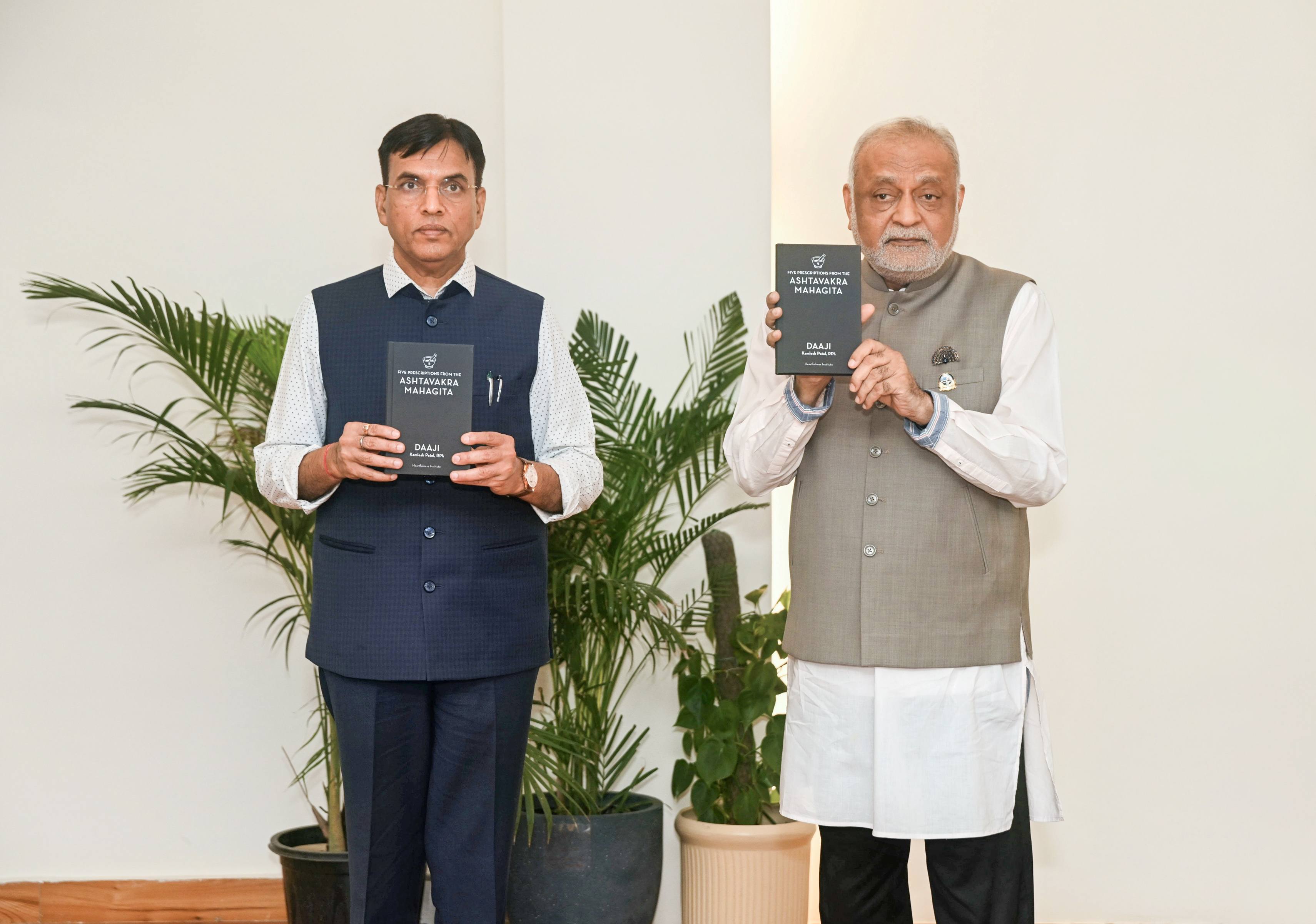 माननीय केंद्रीय मंत्री डॉ. मनसुख मंडाविया ने नई दिल्ली में हार्टफुलनेस के मार्गदर्शक दाजी द्वारा लिखित नई पुस्तक 'फाइव प्रेस्क्रिप्शन्स फ्रॉम द अष्टावक्र महागीता' का विमोचन किया
