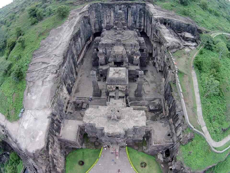 Joe Rogan ने कहा Kailasa Temple “पूरी तरह पागल कर देने वाला” – आखिर क्या है इस मंदिर की असाधारण कहानी?