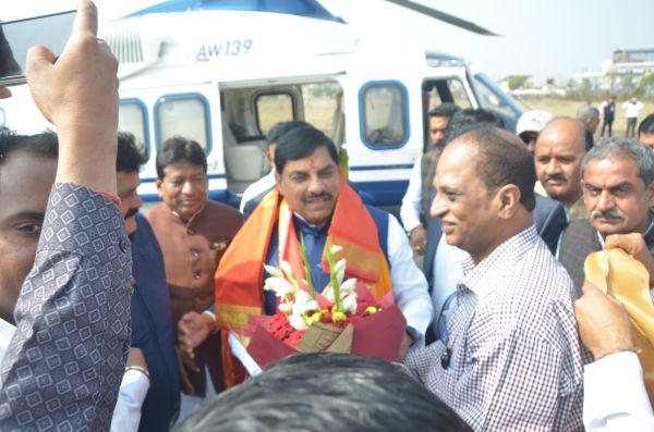 VIT भोपाल विश्वविद्यालय पहुंचे मुख्यमंत्री डॉ. मोहन यादव, हेलीपैड पर हुआ स्वागत