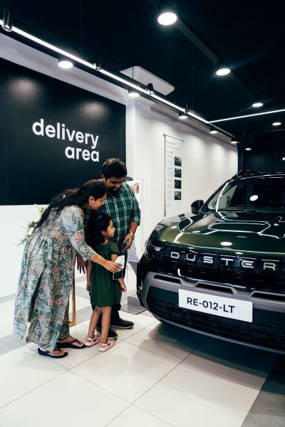 नई रेनो डस्टर (Renault Duster) की राष्ट्रव्यापी डिलीवरी शुरू: रेनो ग्रुप के सीईओ फ्रैंकोइस प्रोवोस्ट ने पहले ग्राहक को सौंपी चाबी