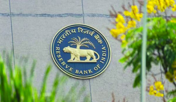 मात्र 45 दिनों में $26 अरब के पार पहुंची FCNR(B) डिपॉजिट आवक, SBI इकोवेरैप रिपोर्ट का अनुमान; रुपये की गिरावट रोकने के लिए RBI के कड़े हस्तक्षेप की जरूरत