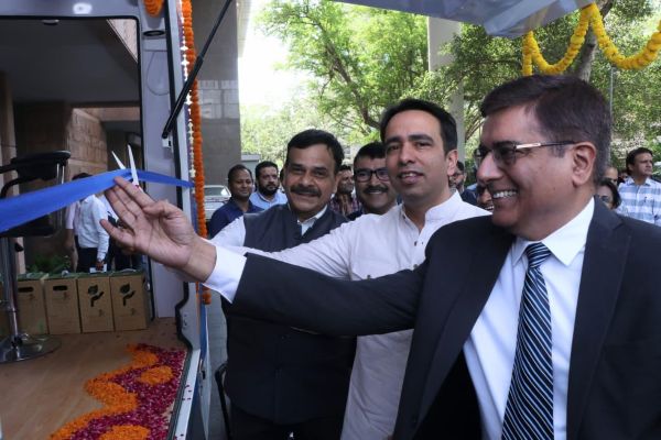 श्री जयन्त चौधरी ने भारत में डिजिटल समावेश और फ्यूचर-रेडी स्किलिंग को बढ़ावा देने के लिए पाँच नई सोलर कम्युनिटी हब स्किल वैन को हरी झंडी दिखाई