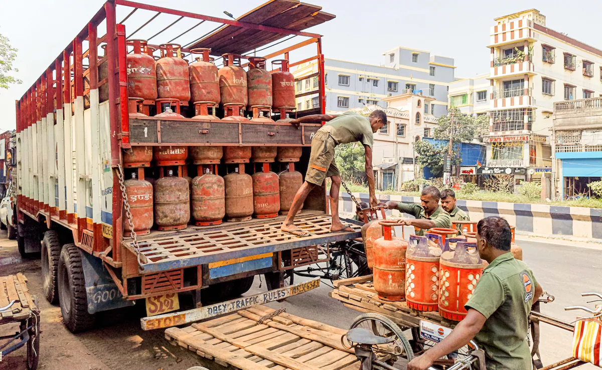 1 मई से नए LPG सिलेंडर नियम: OTP डिलीवरी, बुकिंग गैप में बदलाव और कीमतों का पूरा हिसाब