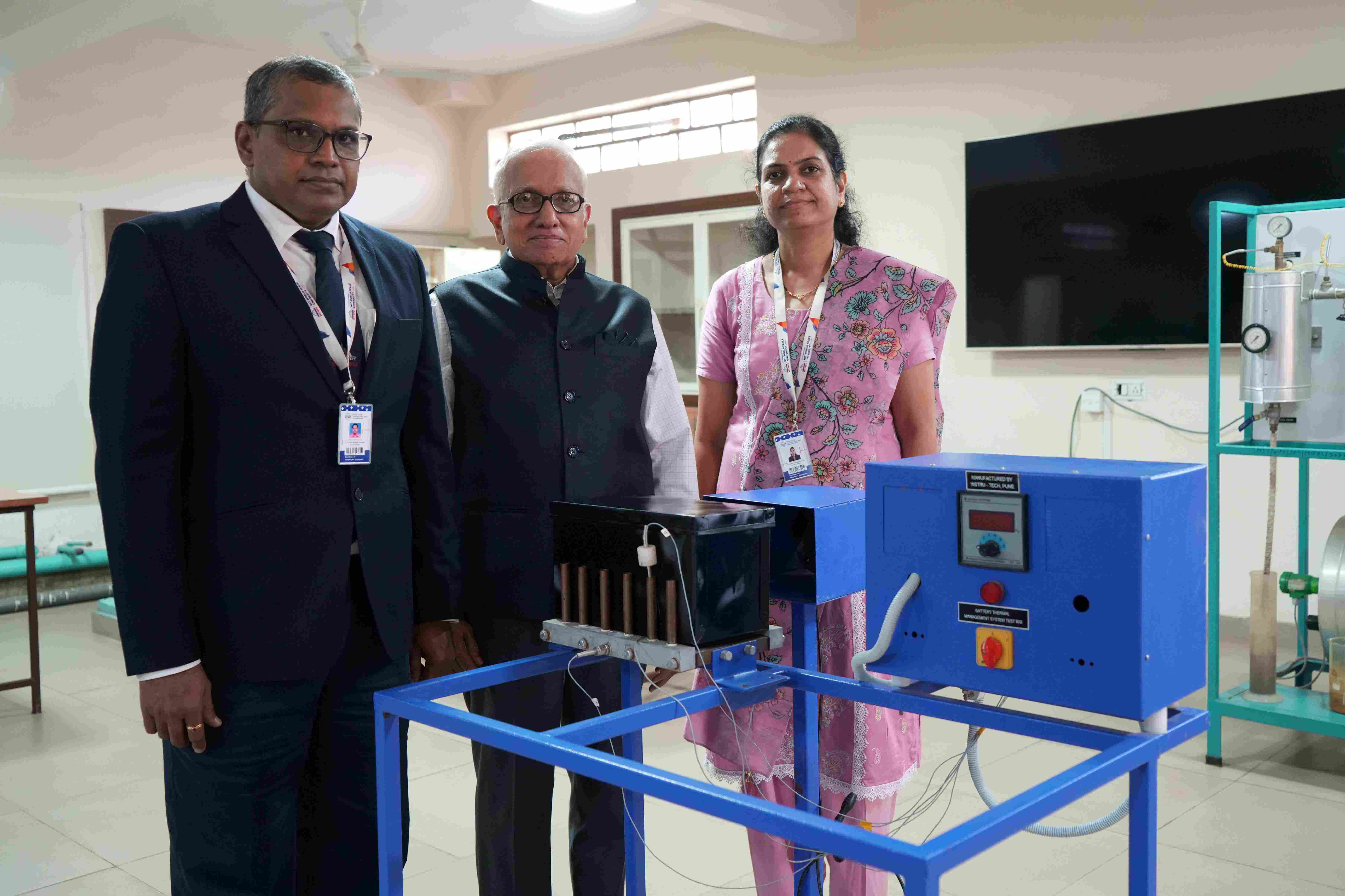 MIT-WPU के शोधकर्ताओं ने EV की बैटरी को ज्यादा गर्म होने और आग लगने से बचाने के लिए हाइब्रिड नैनोफ्लूइड कूलिंग सिस्टम विकसित किया