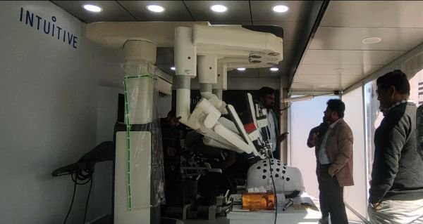 AIIMS भोपाल ने शिक्षकों, रेज़िडेंट्स और छात्रों के लिए जागरूकता और ओरिएंटेशन बढ़ाने हेतु मोबाइल रोबोटिक सिमुलेशन सिस्टम की मेजबानी की